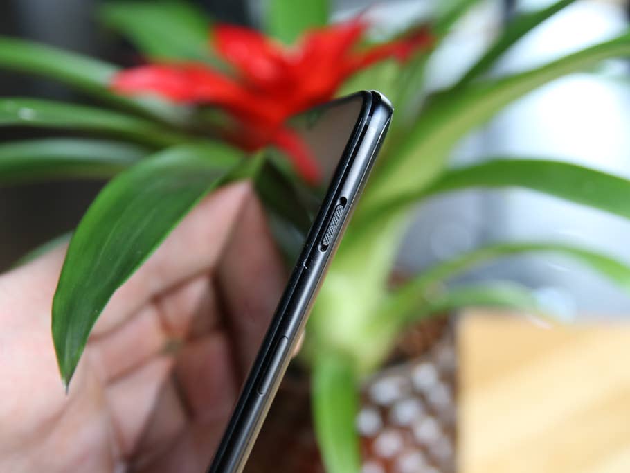 Das OnePlus 6T schräg von der Seite in einer Hand
