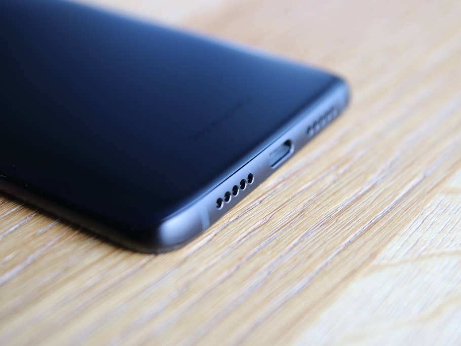 Die Unterseite des OnePlus 6T auf einem Tisch