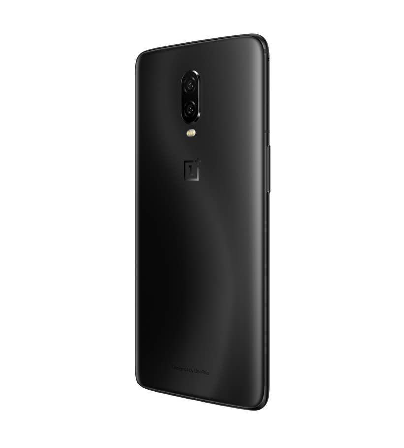 Die Rückseite des OnePlus 6T, seitlich geneigt