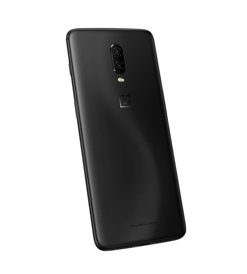 Die Rückseite des OnePlus 6T geneigt