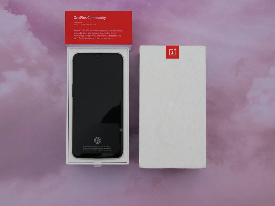 Das OnePlus 6T in der Box