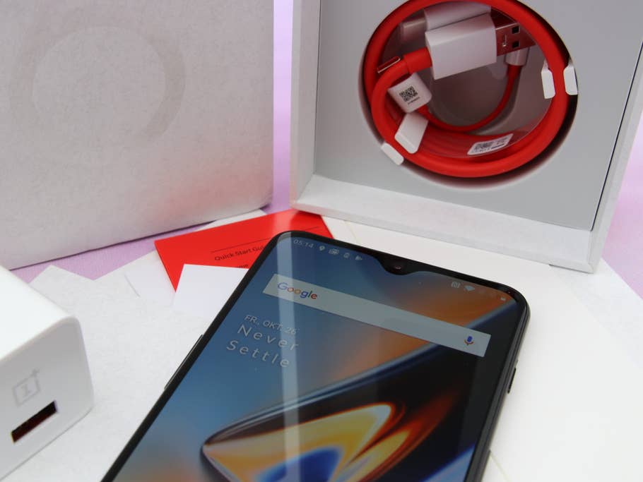 Das OnePlus 6T vor der Box mit angeschaltetem Display