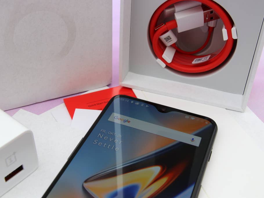 Das OnePlus 6T vor der Box mit angeschaltetem Display