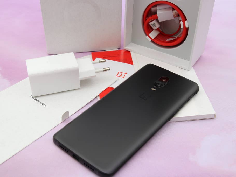 Das OnePlus 6T mit Zubehör in der Box