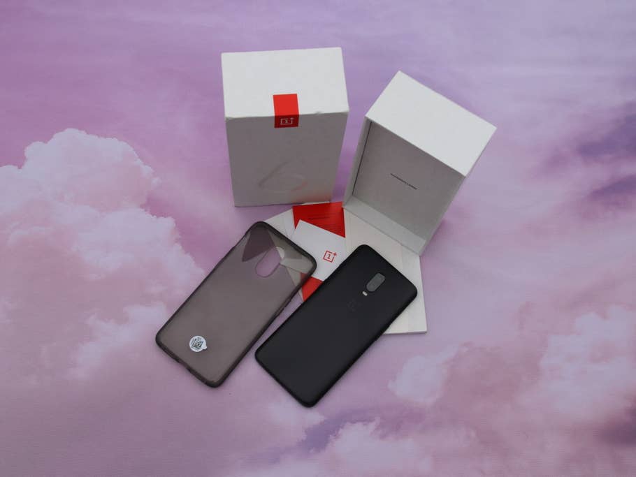 Das OnePlus 6T in Midnight Black mit Schutzhülle vor der Verpackung