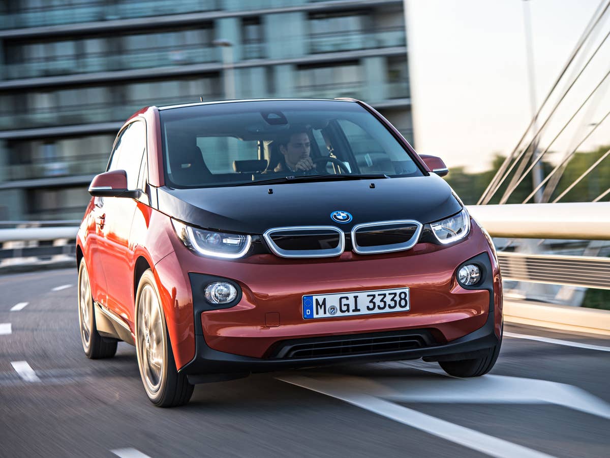 Elektroauto BMW i3 fährt auf der Straße.