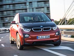 Elektroauto BMW i3 fährt auf der Straße.