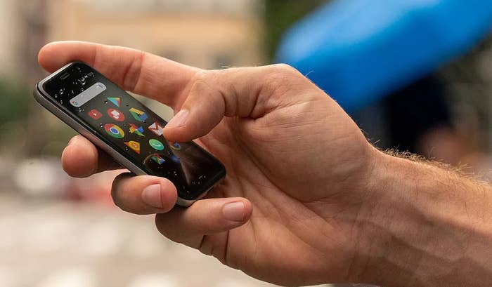 Palm Smartphone in einer Hand