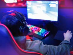 Ein Mann spielt auf einem Gaming-PC ein Videospiel.