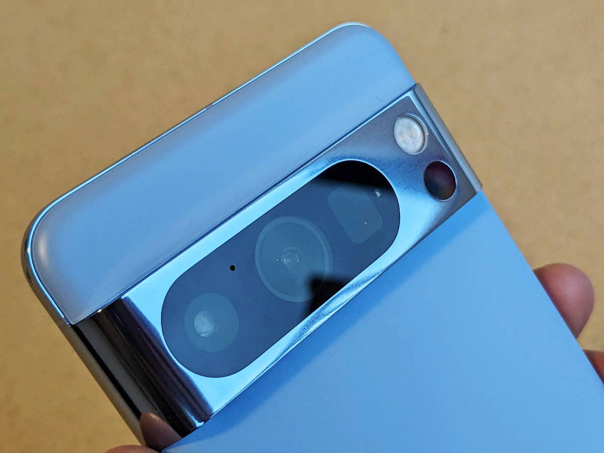 Pixel 8 Pro im Test - die Kameraleiste mit Triple-Kamera Pixel 8 Pro im Test - die Kameraleiste mit Triple-Kamera