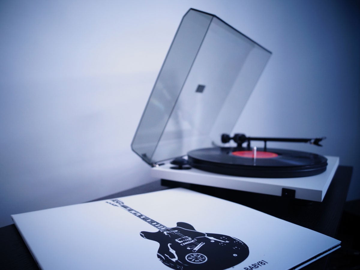 Plattenspieler-mit-modernen-Anlagen-verbinden-So-gelingt-es