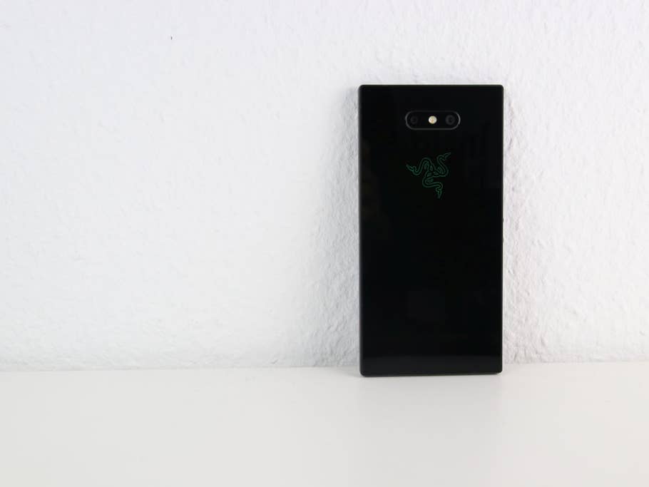 Die Rückseite des Razer Phone 2 vor einer Wand