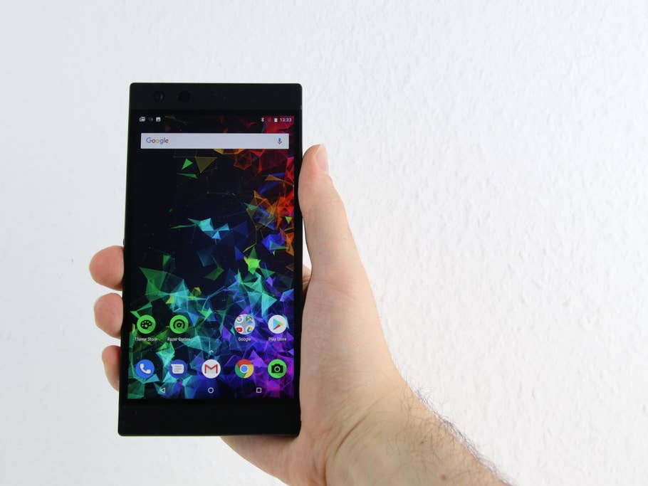 Das Razer Phone 2 von vorne in einer Hand