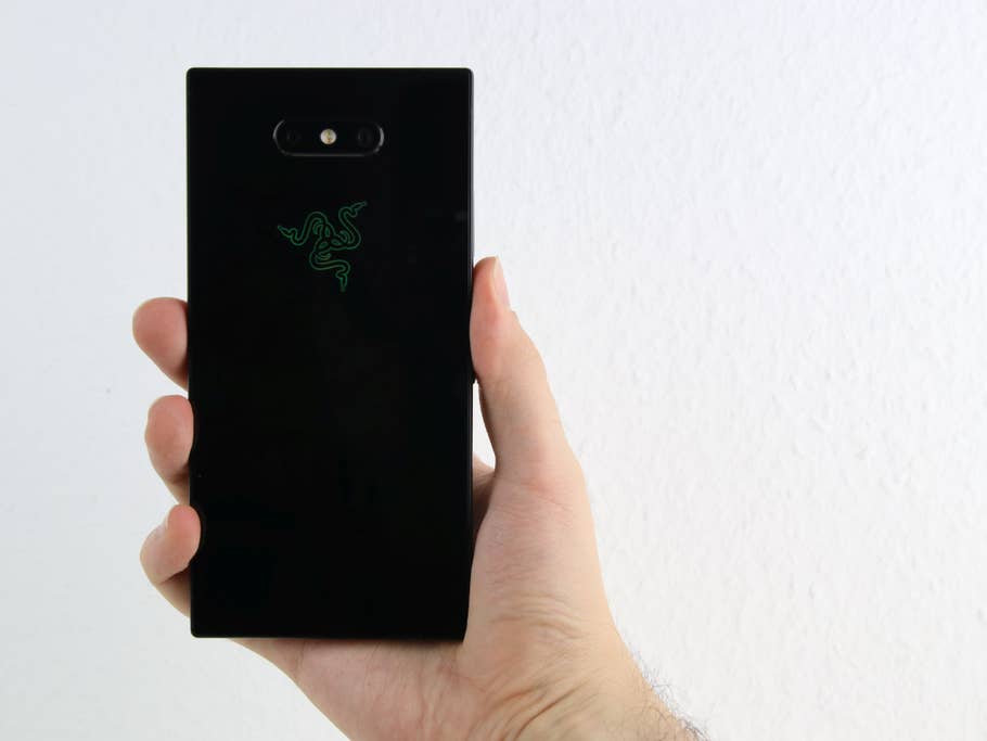 Die Rückseite des Razer Phone 2 in einer Hand
