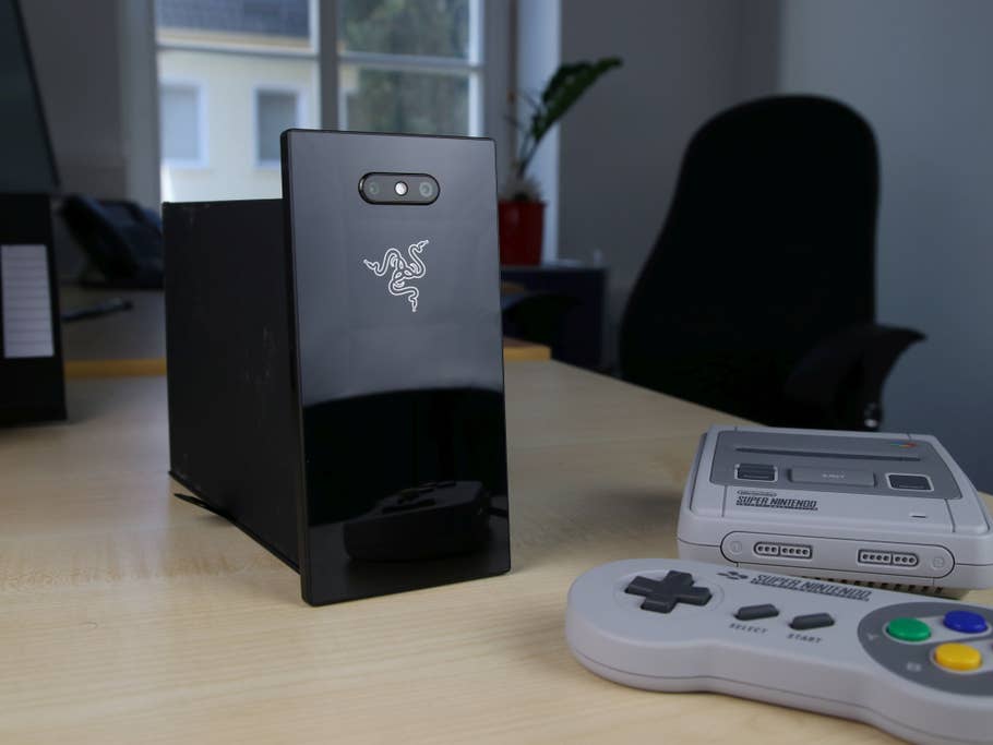 Das Razer Phone 2 rückseitig auf einem Tisch, daneben ein Mini-SNES mit Controller