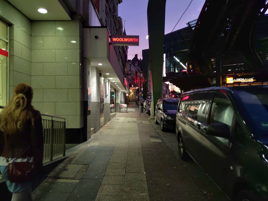 Die Kamera-Bilder des Razer Phone 2: Eine Straße bei Dunkelheit, Autos und ein beleuchteter Eingang