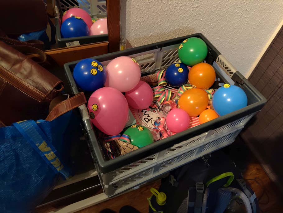 Die Kamera-Bilder des Razer Phone 2: Ein Geschenk mit Ballons sowie Taschen