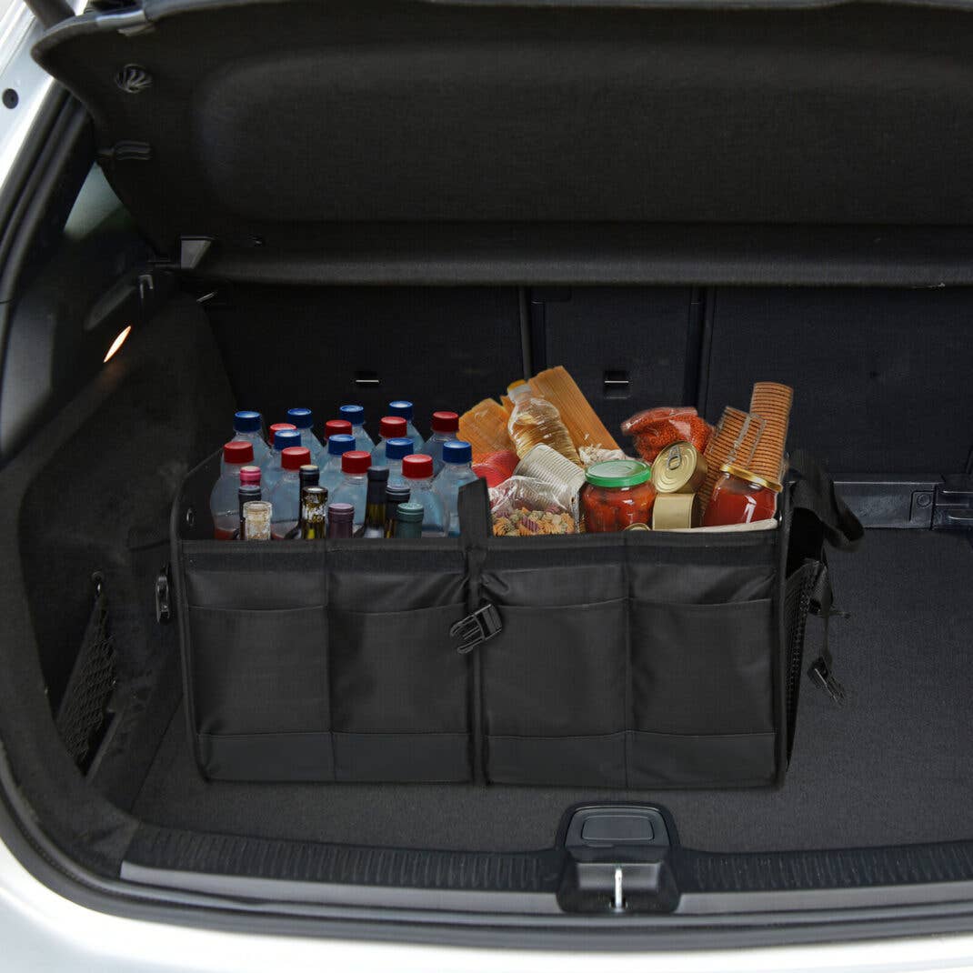 Reisen mit dem Auto - eine Kofferraumtasche ordnet Kleinzeug