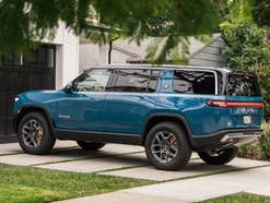 Rivian R1S steht vor der Garageneinfahrt.