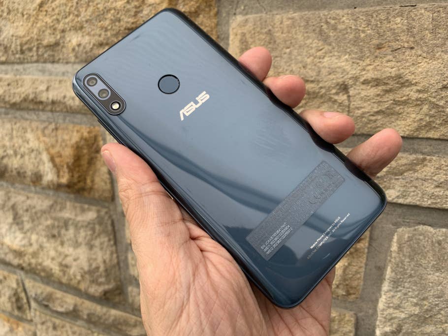 Die Rückseite des Asus Zenfone Max Pro M2 mit Kamera und Fingerabdrucksensor.