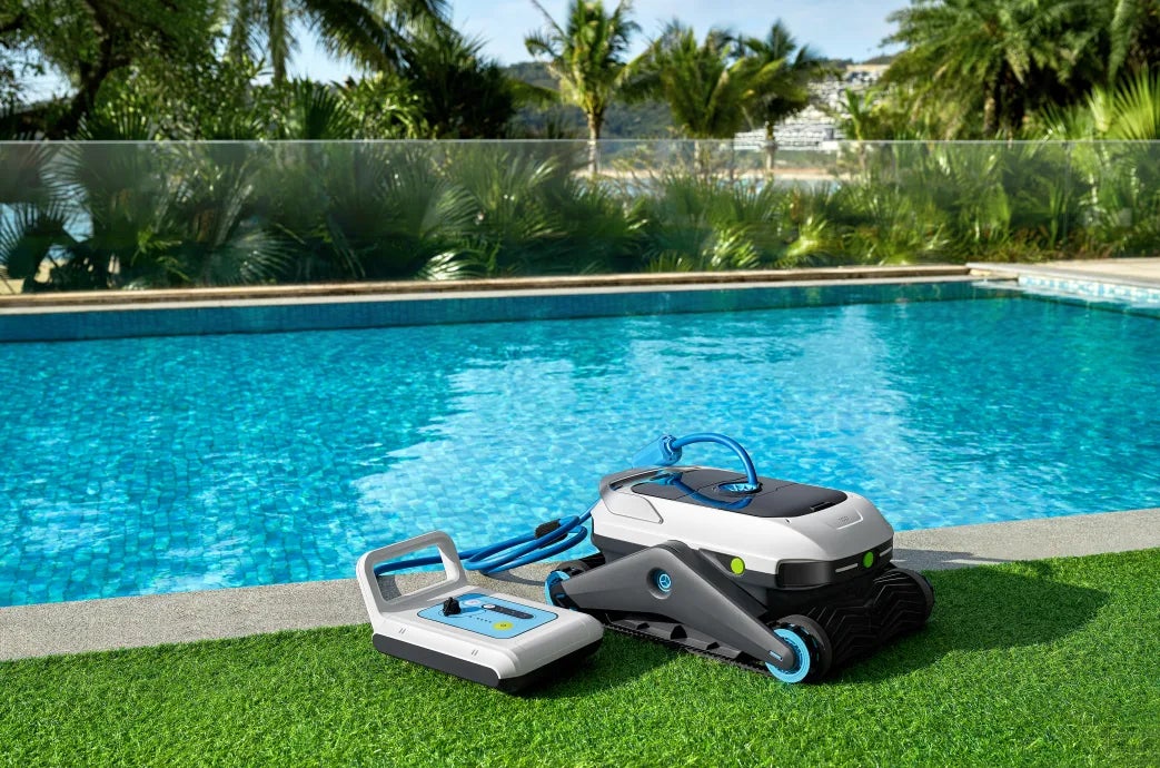 So sieht der Poolroboter von Degrii mit Akku- und Steuerungsinsel aus