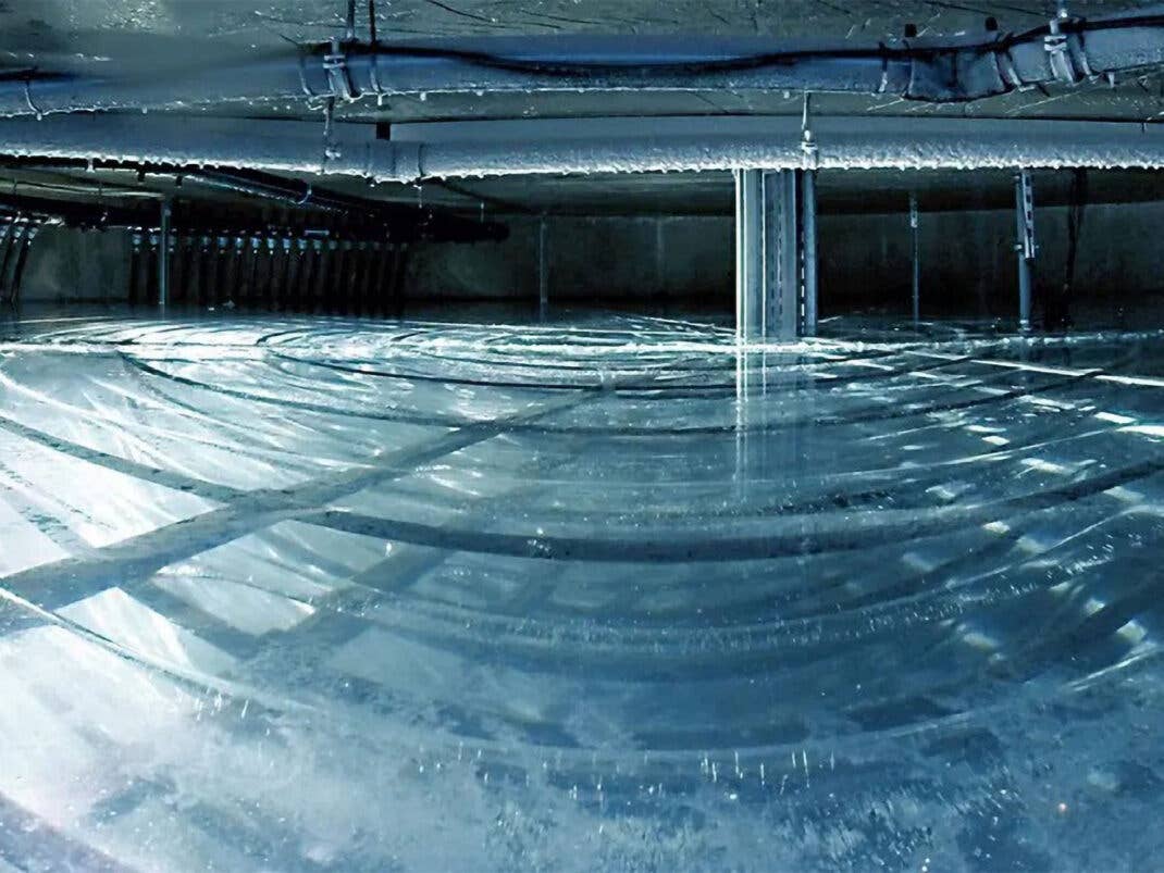 Spiralförmige Leitungen in einem Wassertank der Eisspeicherheizung