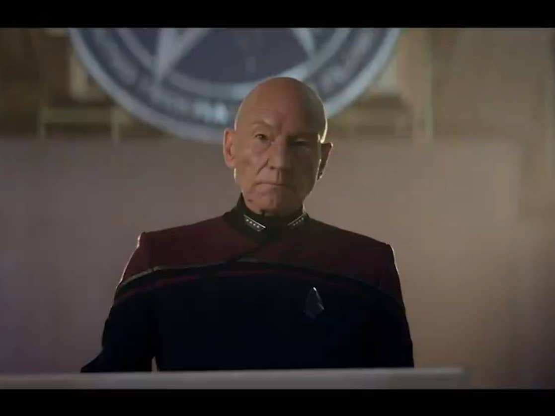 Star Trek: Picard zweite Staffel. Picard am einem Rednerpult