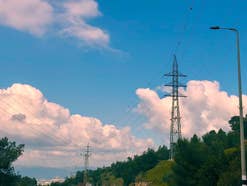 Bild mit Strommasten zum Thema Stromnetze überlastet - Dieser Trick der Netzanbieter soll die Netze entlasten