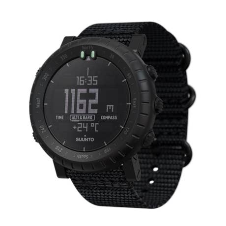 Suunto_Core Alpha_seitlich vorn_schwarz