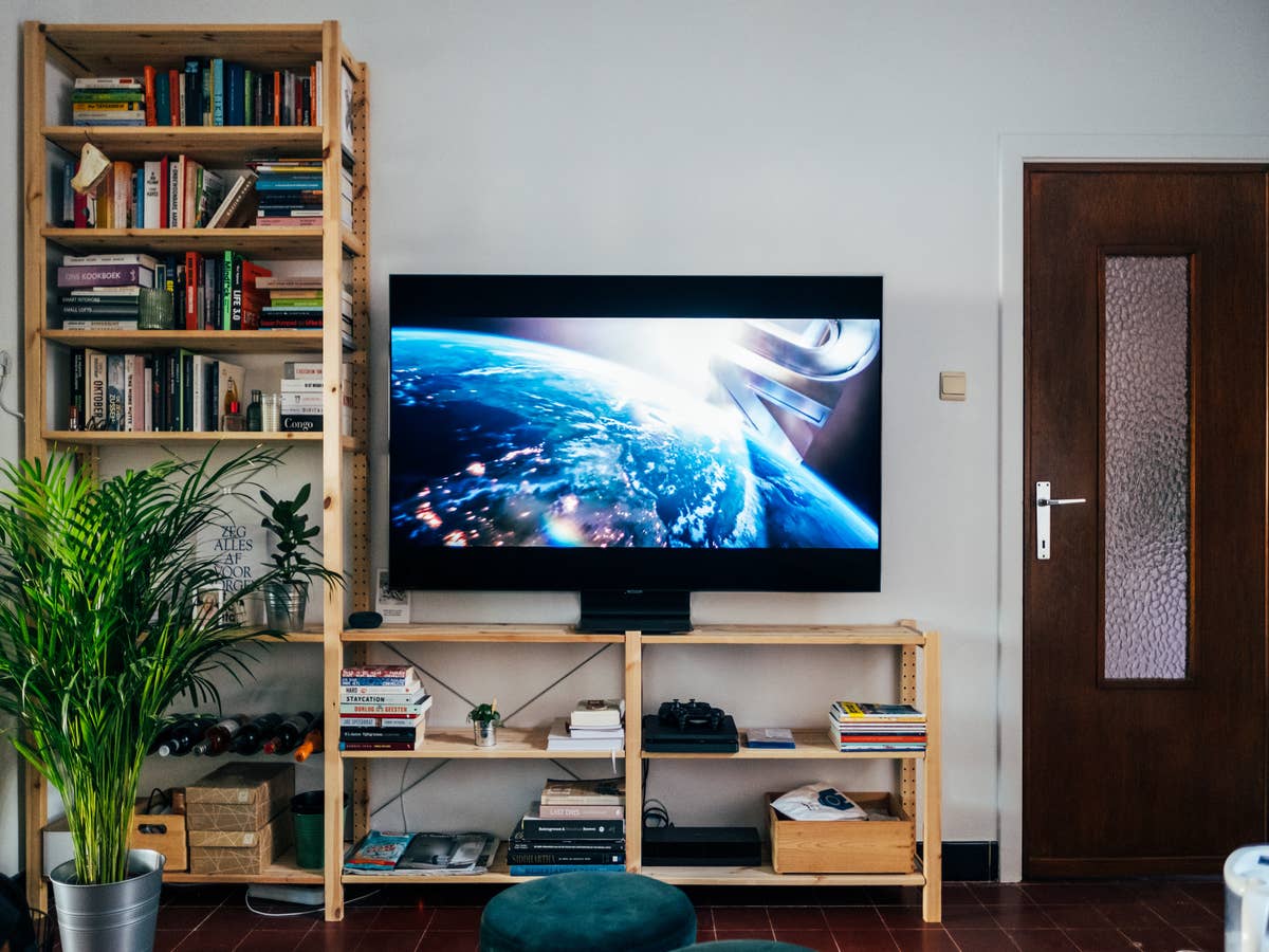 TV eingeschaltet im Wohnzimmer