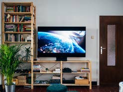 TV eingeschaltet im Wohnzimmer