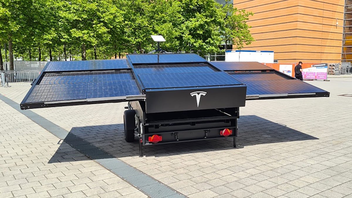 Tesla mit weiterer verrückter Idee - Das gab es noch nie Anhänger mit Solarpaneelen