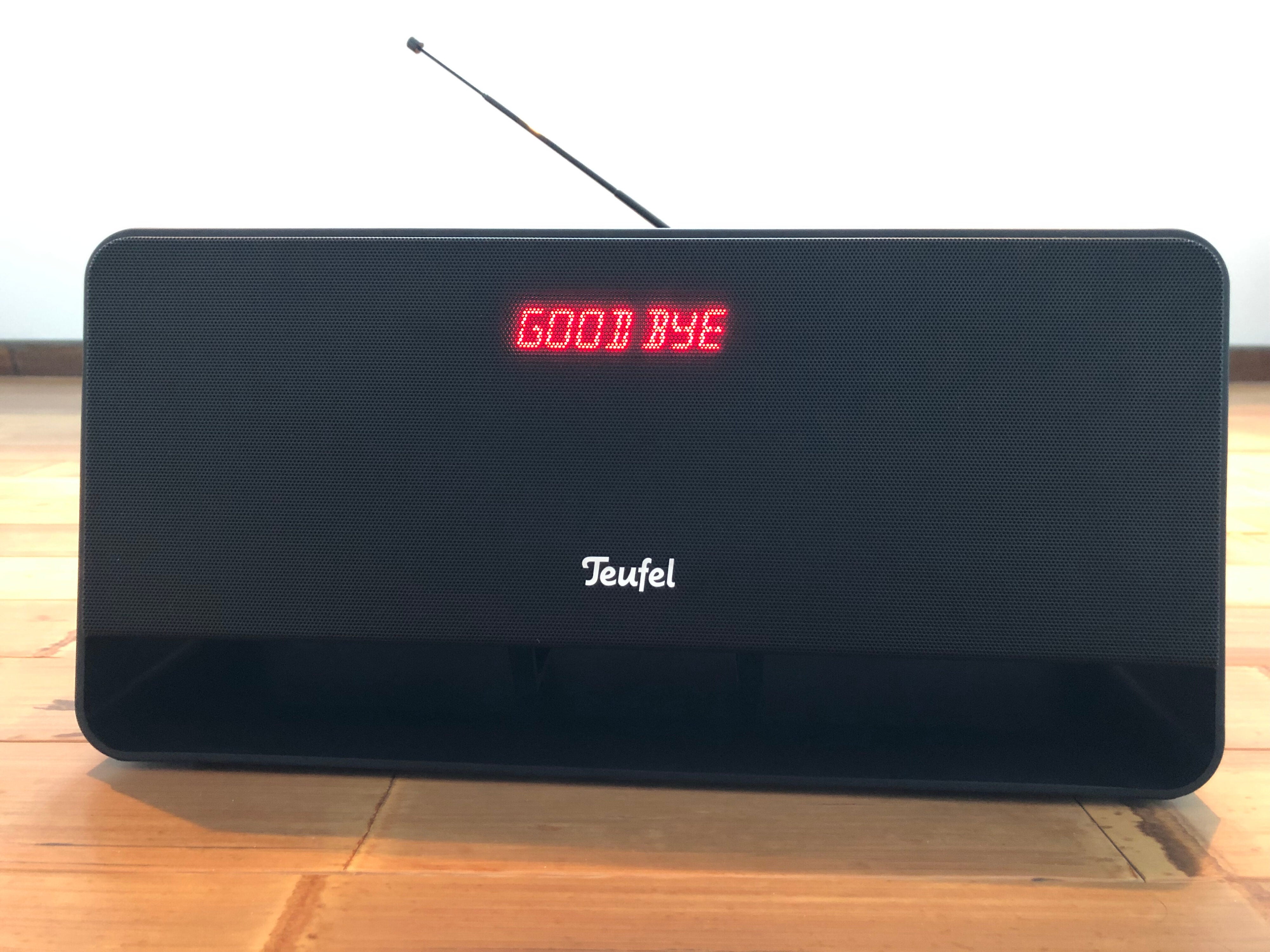 Beim Ausschalten verabschiedet sich der Teufel Boomster mit einem netten "Good Bye".