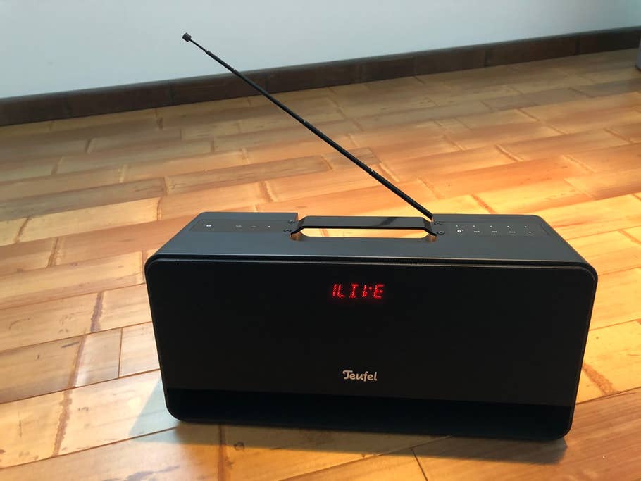 Beim FM spielt der Boomster mit ausgefahrener Antenne den Radiosender 1Live ab.