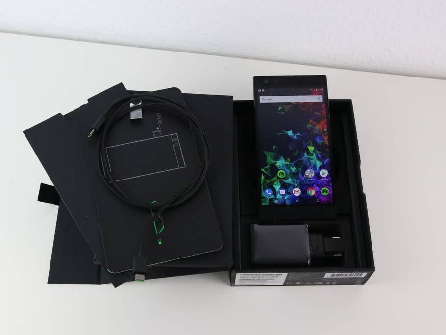 Das Razer Phone 2 in der Box inklusive Zubehör wie Netzadapter und USB-Ladekabel