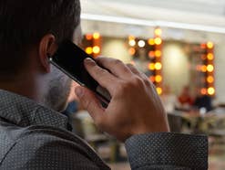 Unerlaubte Telefonwerbung Ein Mann telefoniert mit dem Handy