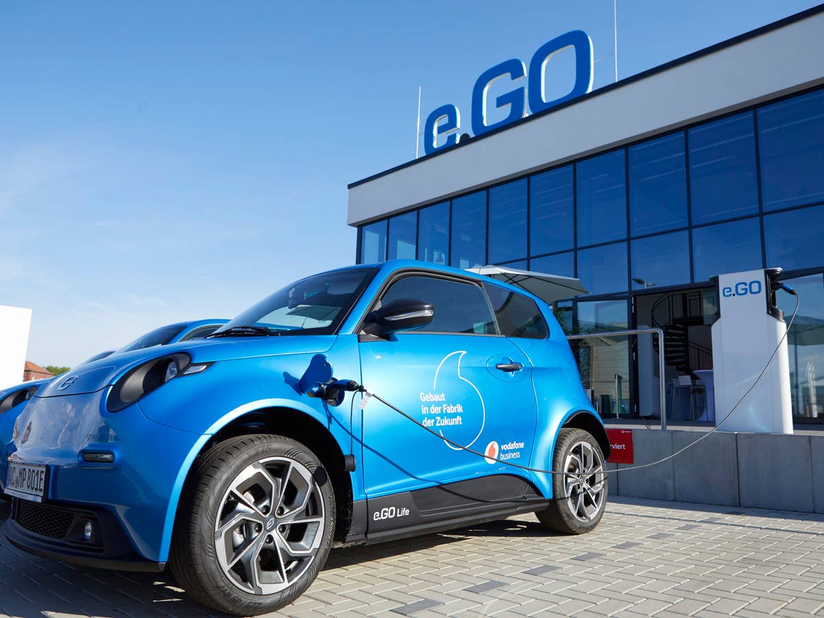 Ein e.Go Life vor dem e.Go Mobile Werk in Aachen.