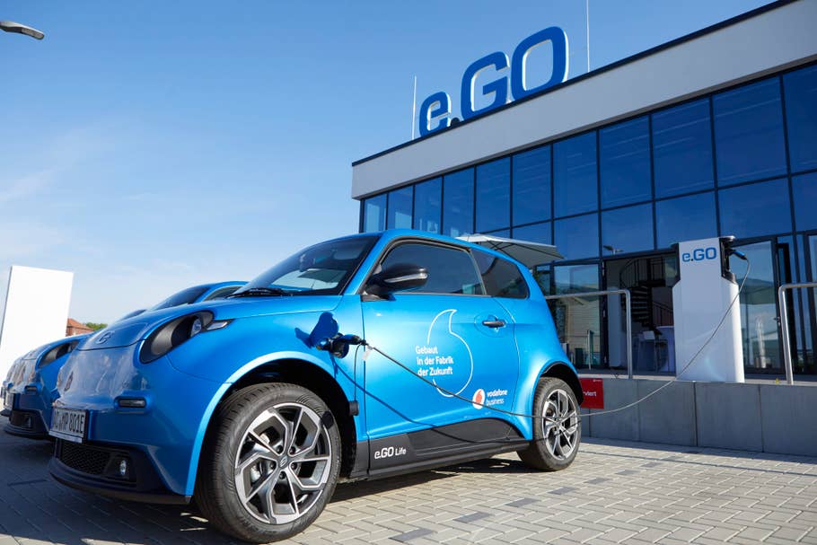 Ein e.Go Life vor dem e.Go Mobile Werk in Aachen.