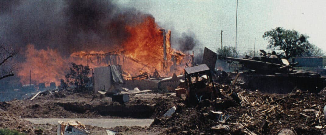 Ein Foto von Netflix zeigt die Belagerung von Waco.