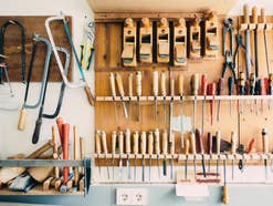 Wand voller aufgehängter Werkzeuge zum Thema: Werkzeug leihen statt kaufen - Bei diesen Anbietern wird’s möglich