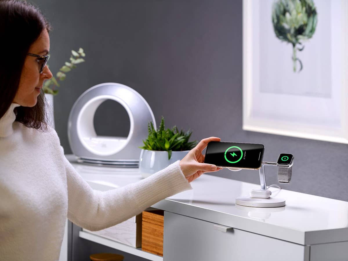 XLayer Mit dieser Ladestation lädst du bis zu drei AppleGeräte zeitgleich