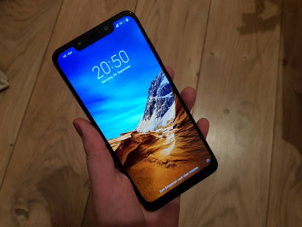 Xiaomi Poco F1 in einer Hand