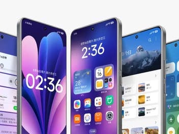 Mehrere Xiaomi-Smartphones mit verschiedenen App-Oberflächen und der Zeit 02:36.