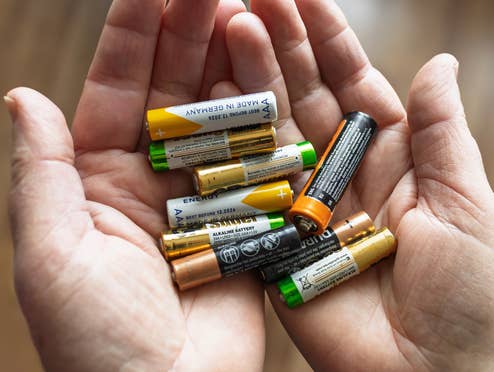 Wenn AA-Batterien schnell leer sind, dann hat das einen Grund AA-Batterien in den Händen