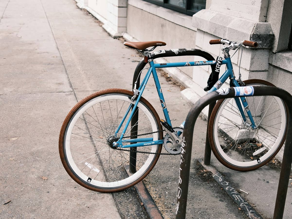 Wie Diebe mit dem Sekundenkleber-Trick dein Rad stehlen Abgestelltes Fahrrad