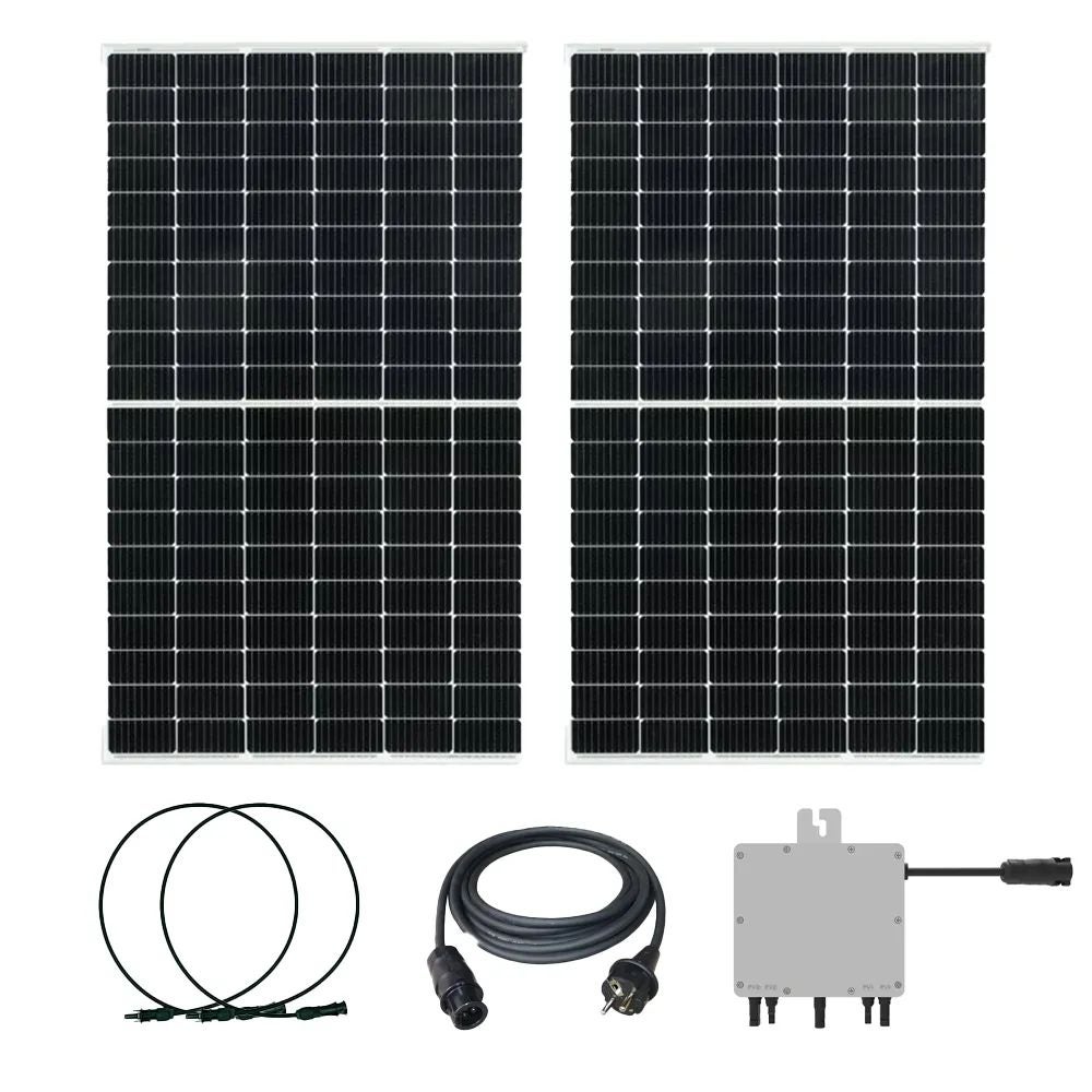 Lieferumfang eines Solar-Systems mit zwei Solarplatten, Kabeln und einem Wechselrichter