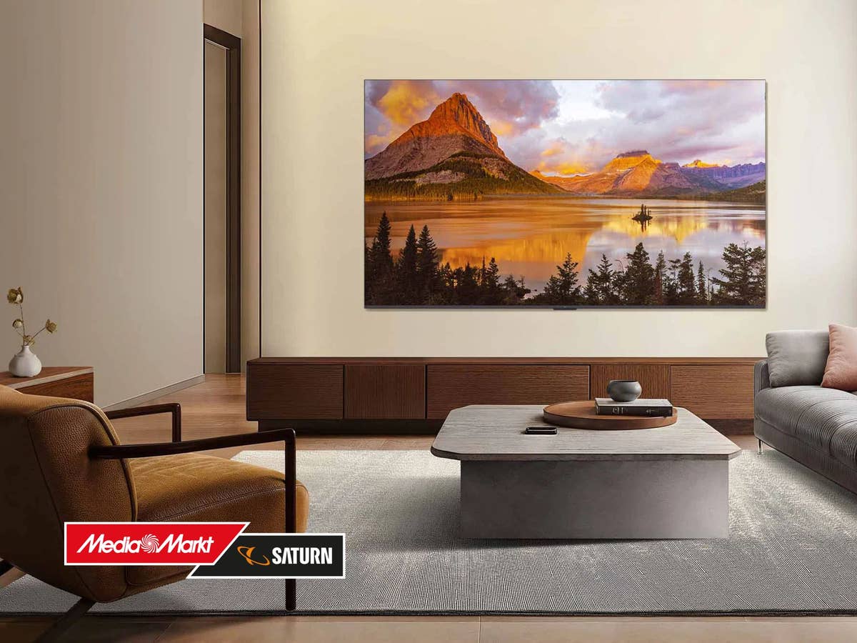 Absurd günstig MediaMarkt verkauft 65 Zoll QLED-TV für weit unter 500 Euro Ein QLED-TV hängt an einer Wand, davor ist ein MediaMarkt-Logo zu sehen.