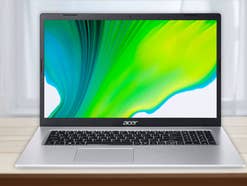 Acer Aspire 5 A517-52-5978 steht auf einem Tisch.