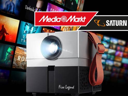 Acer-Beamer vor einem schwarzen Hintergrund auf dem Filme zu sehen sind, davor das MediaMarkt-Logo