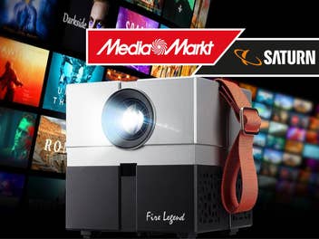 Acer-Beamer vor einem schwarzen Hintergrund auf dem Filme zu sehen sind, davor das MediaMarkt-Logo